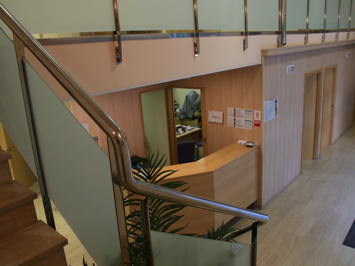Escalera de acceso a las consultas
